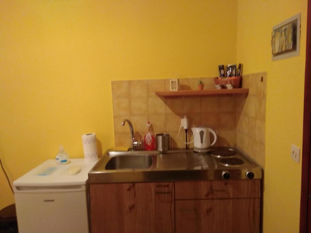 A kitchen or kitchenette at Spiti Mitsis