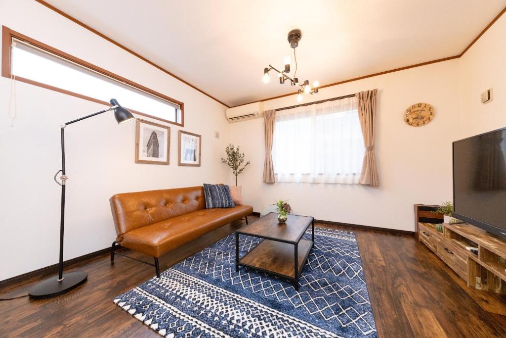 een woonkamer met een bank en een tv bij Sumida Ward - House - Vacation STAY 89066 in Tokyo