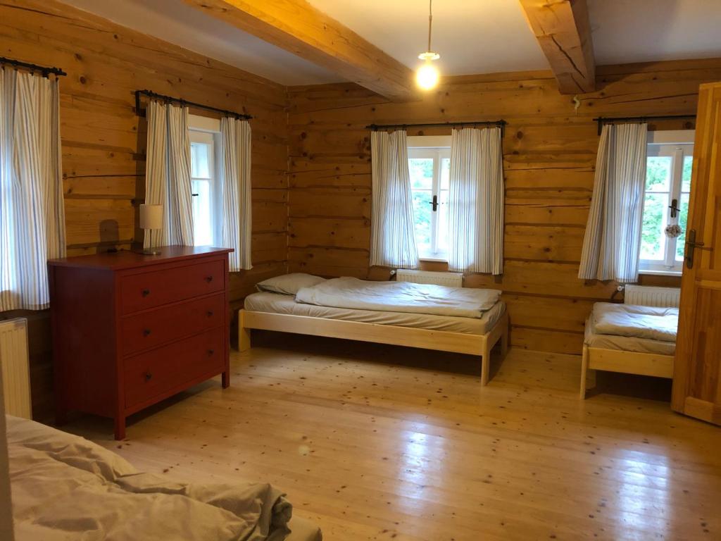 Postel nebo postele na pokoji v ubytování Roubenka Bratrouchov