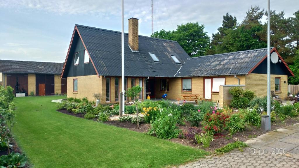 una casa con un jardín delante de ella en Lenes logi, en Herning