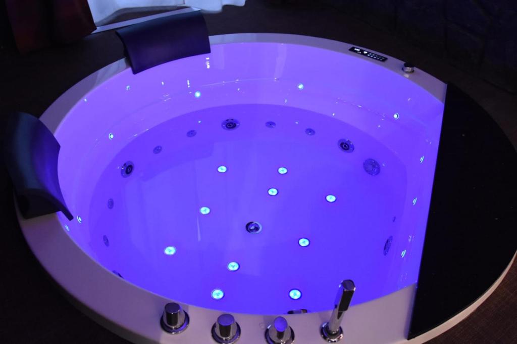 d'une baignoire violette avec des points polka. dans l'établissement TH LUXURY fly, à Catane