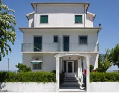 una grande casa bianca con un balcone sopra di Hotel Novo Dia a Mêda