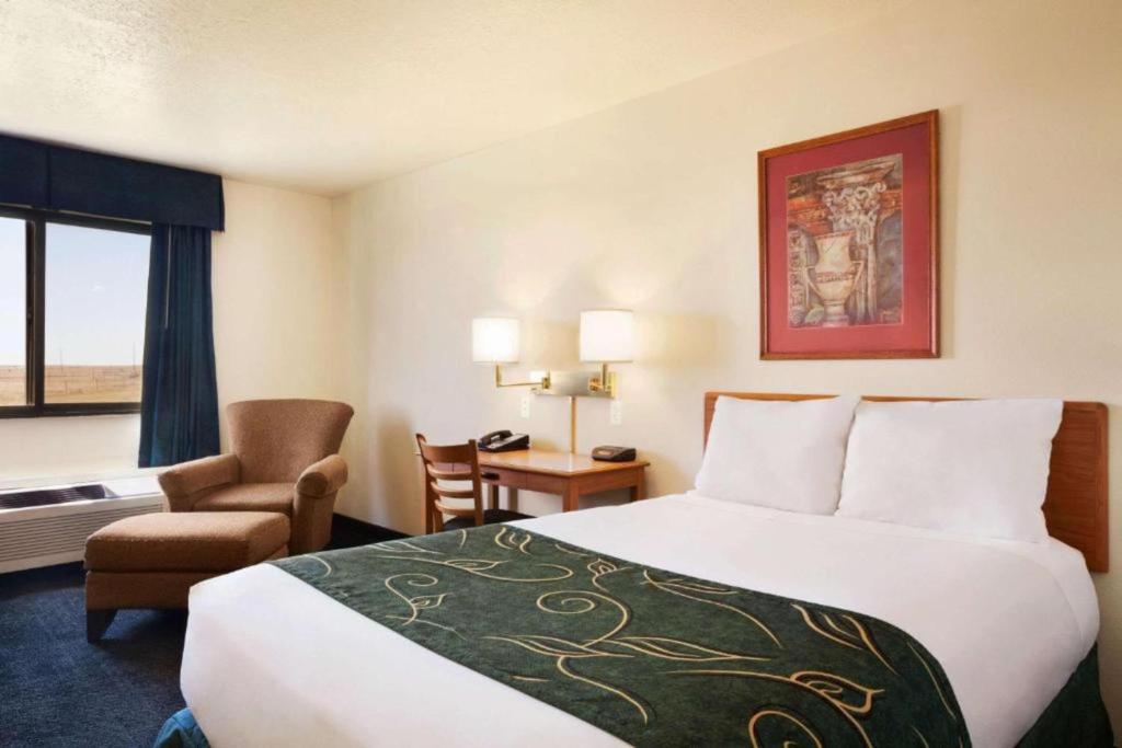 Travelodge by Wyndham Vaughn - Queen Room - No Fumar