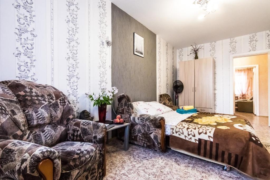 ヴェリーキー・ノヴゴロドにあるApartments Ivushkiのリビングルーム(ソファ、ベッド付)