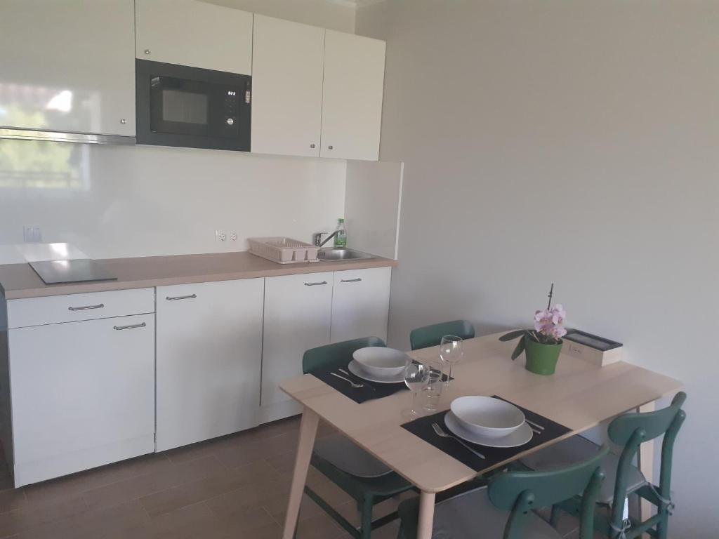 Kuchyňa alebo kuchynka v ubytovaní KARDOS APARTMAN