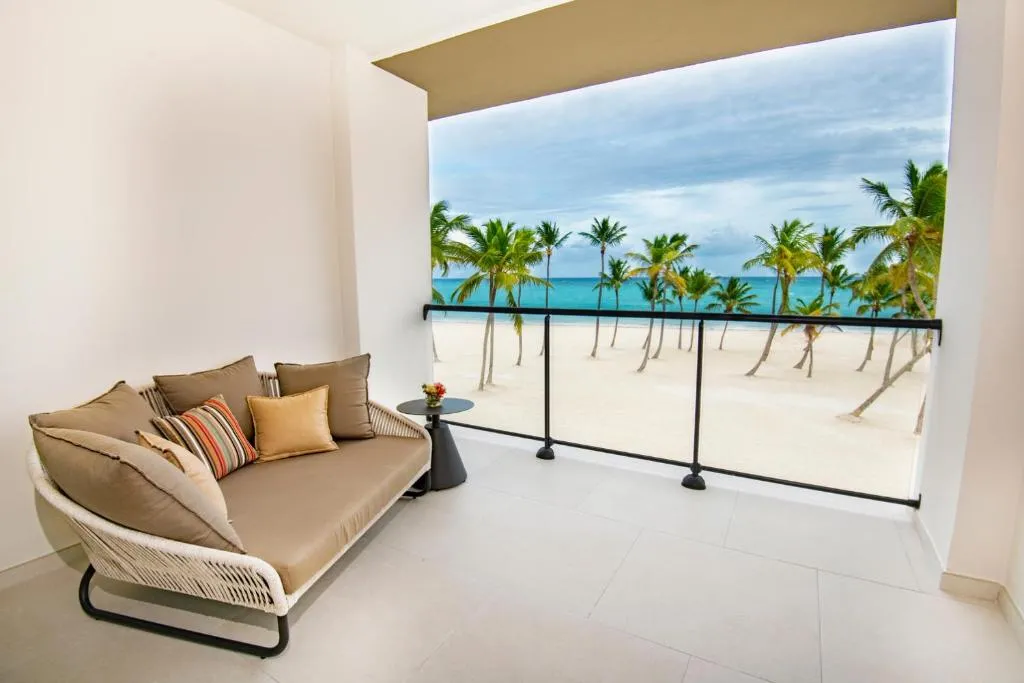 Oceanfront Club Junior King Suite