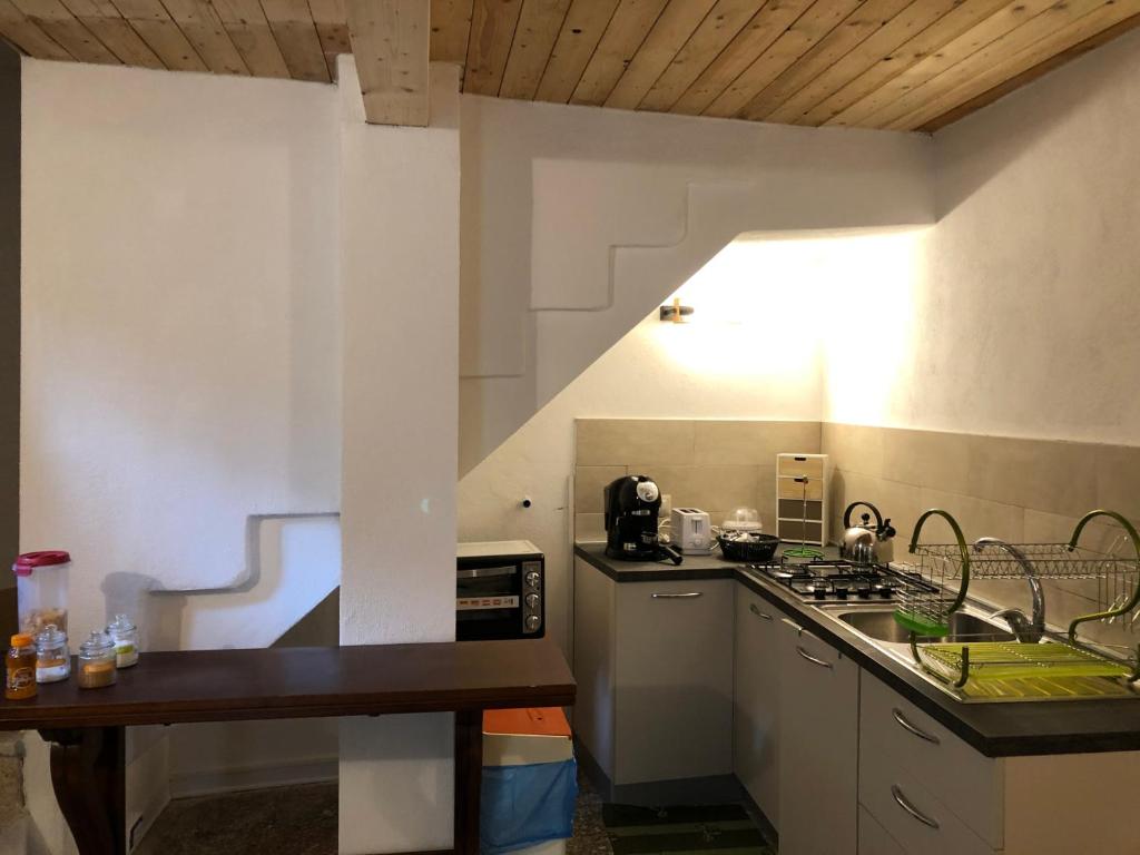 Risveglio nel Borgo في San Donato di Ninea: مطبخ مع مغسلة وموقد فرن علوي