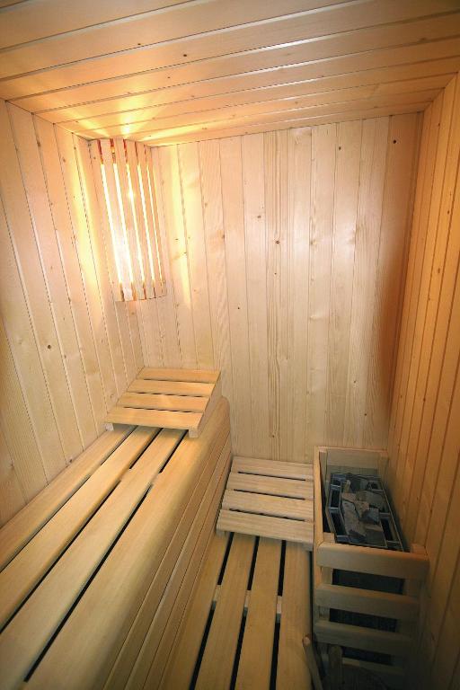 a sauna with two steps in a wooden room at Les Dunes Comodoro in Benidorm