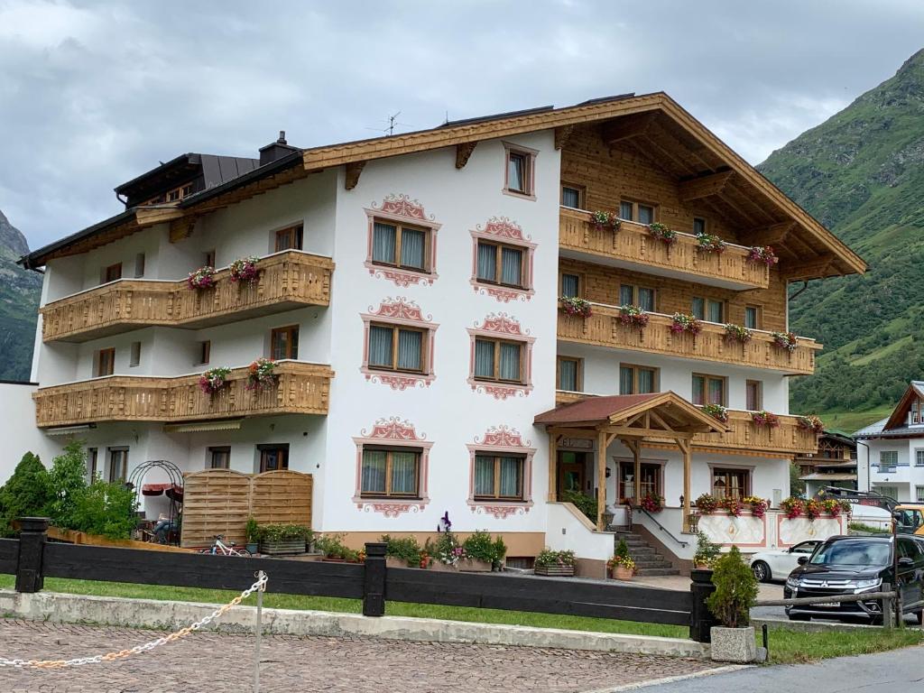 Nespecifikovaný výhled na hory nebo výhled na hory při pohledu z hotelu