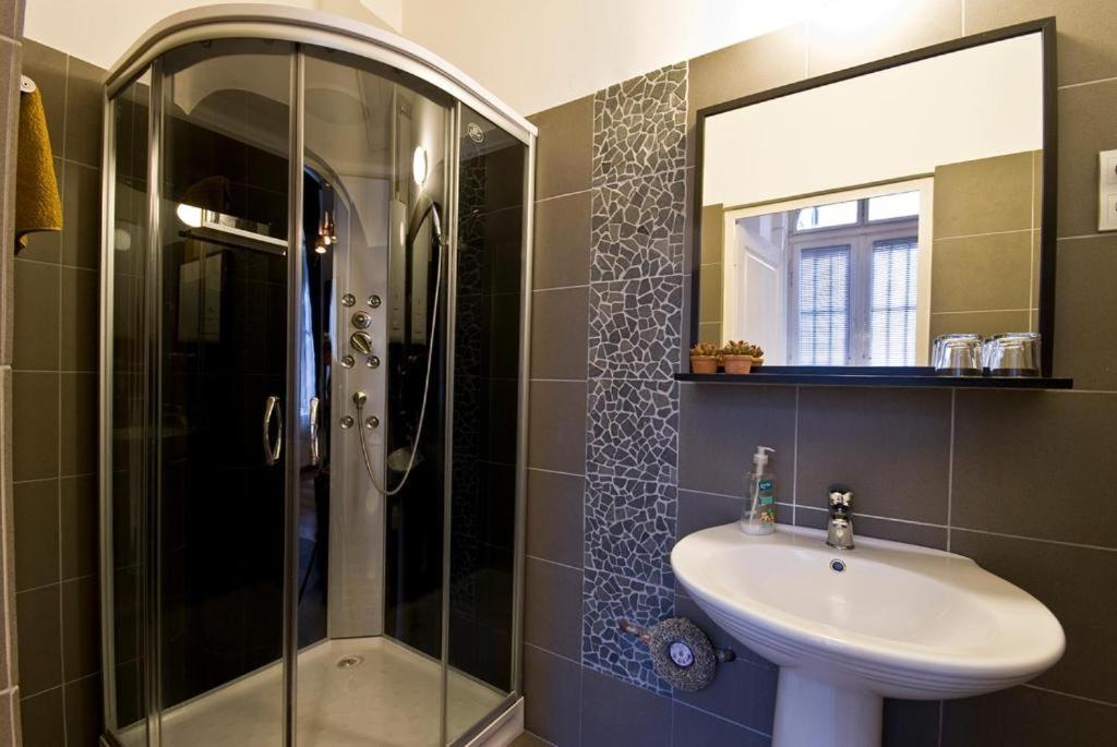A bathroom at Balcony Apartment