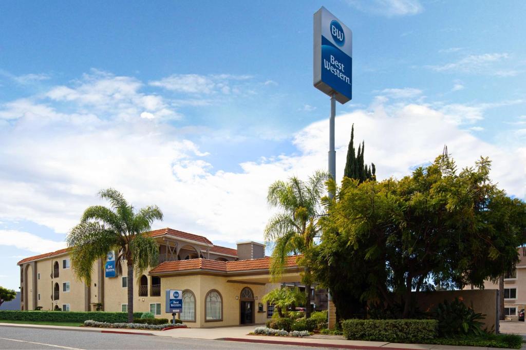 un cartello blu per il parcheggio di fronte a un edificio di Best Western San Diego/Miramar Hotel a Miramar