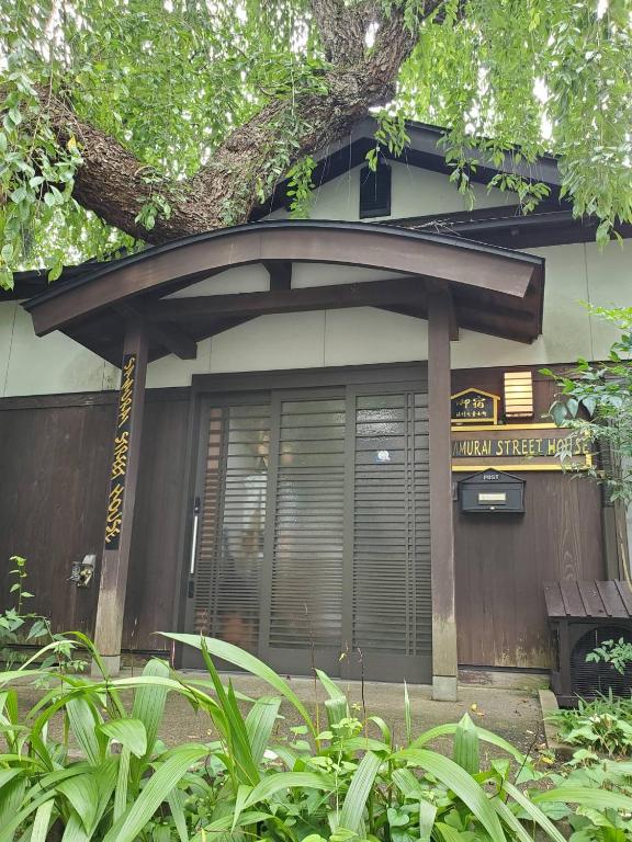 a building with a gate and a bench in front of it at サムライストリートハウス武家屋敷通り武家屋敷が一番近い一日一組限定一棟貸切プライベートバケーションレンタル in Daisen