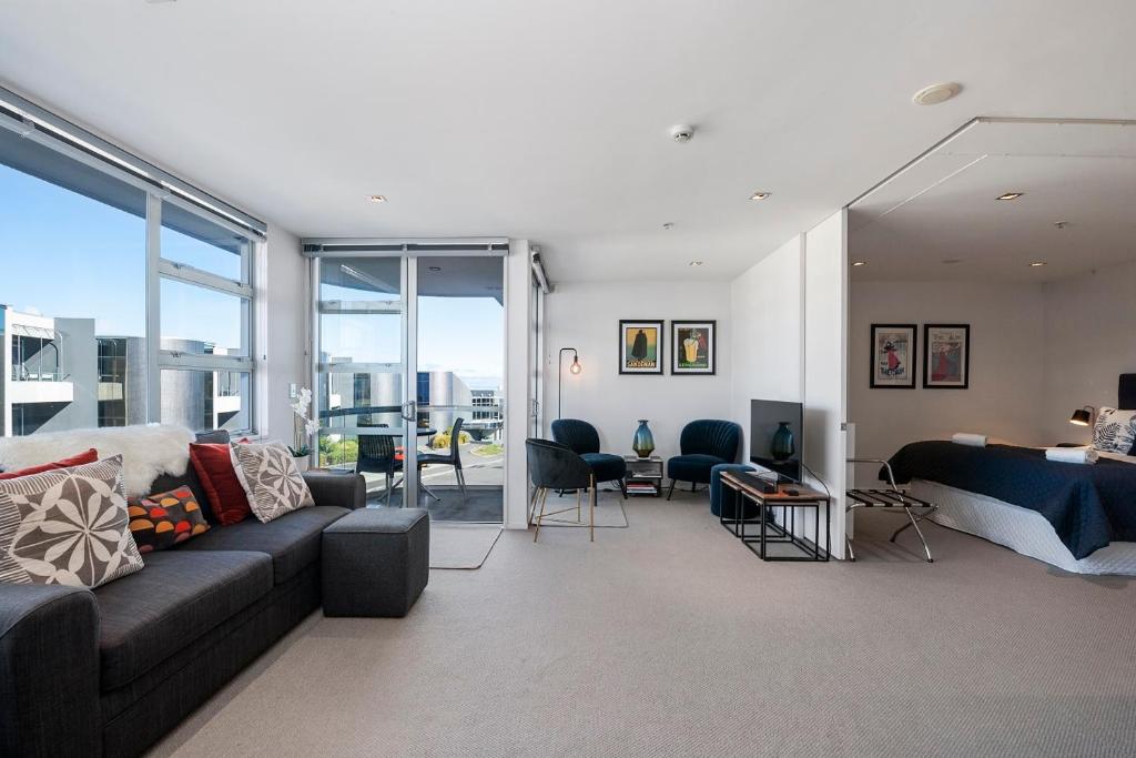 Χώρος καθιστικού στο Waimahana Apartment 12