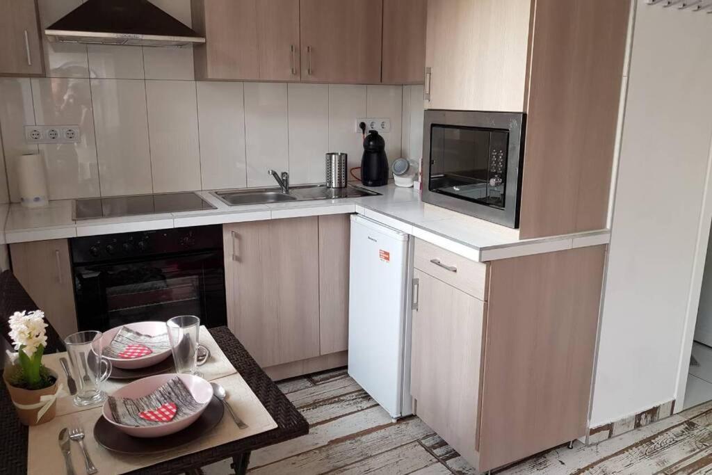 Kuchnia lub aneks kuchenny w obiekcie Cozy apartment in the heart of Kecskemet