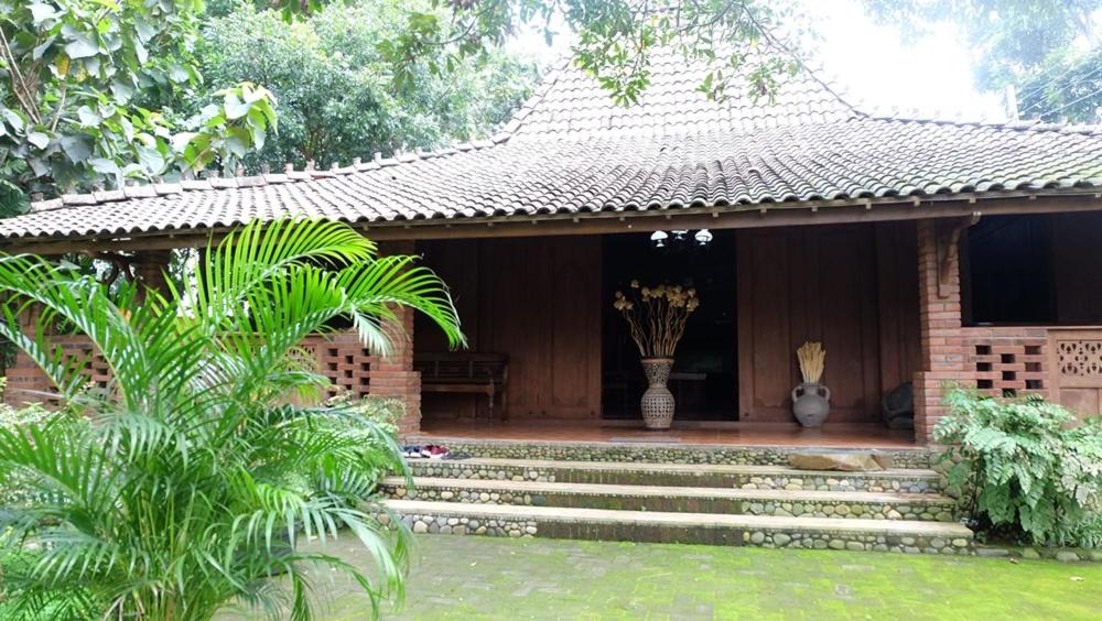 a small house with a staircase leading to it at Villa Karang Kedempel Bandungan SimplyHomy in Semarang