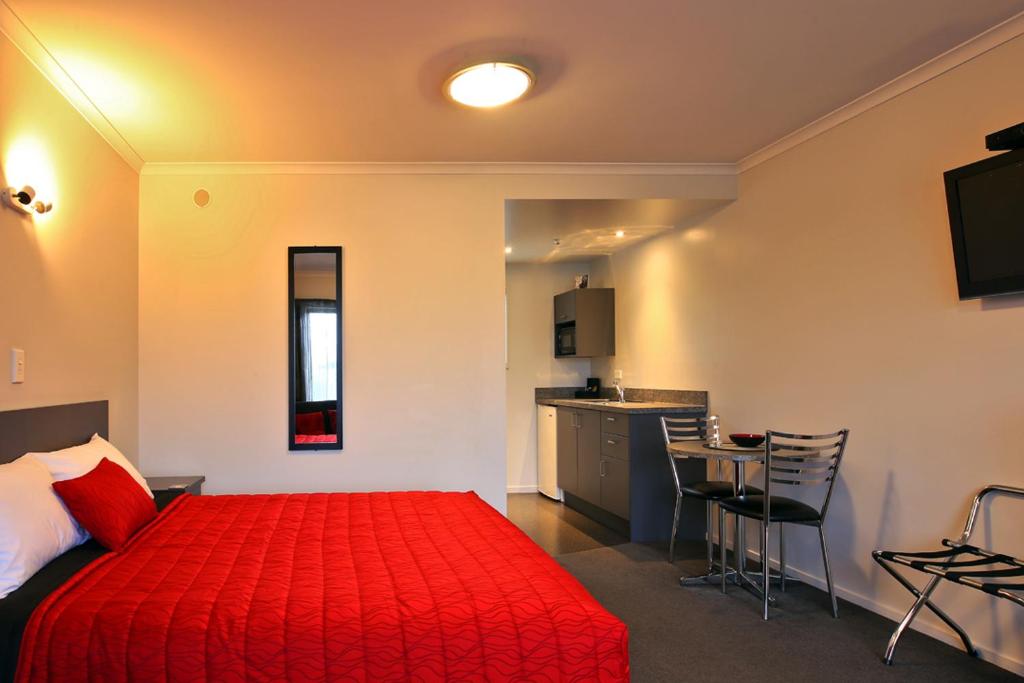 Postel nebo postele na pokoji v ubytování Oamaru Motor Lodge