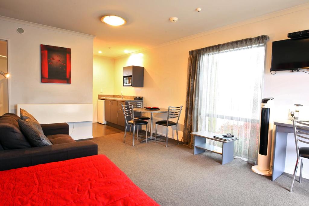 TV a/nebo společenská místnost v ubytování Oamaru Motor Lodge