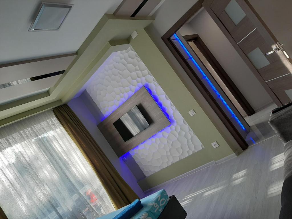Zimmer mit einer Decke mit blauem Licht in der Unterkunft Люкс1 in Uschhorod