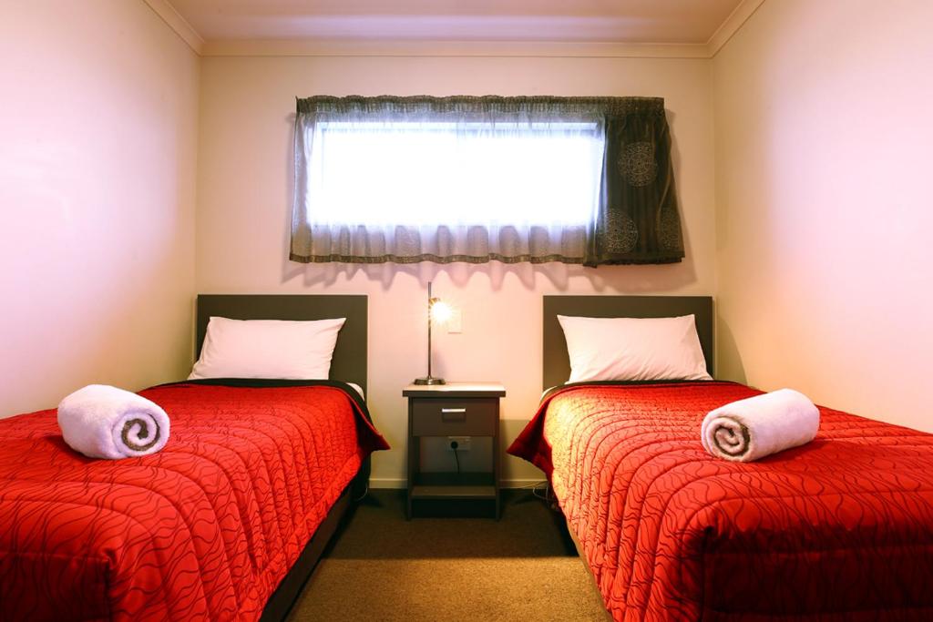 Postel nebo postele na pokoji v ubytování Oamaru Motor Lodge