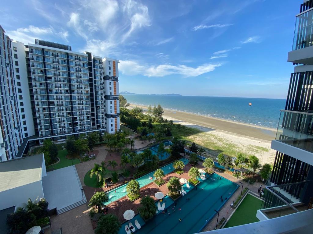 uma vista para a praia a partir de uma varanda de um resort em Timurbay Seafront Residence aRRayyan Suites em Kuantan