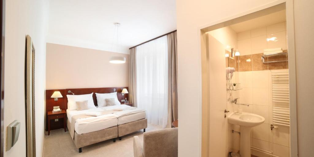Postel nebo postele na pokoji v ubytování Hotel KOZÁK