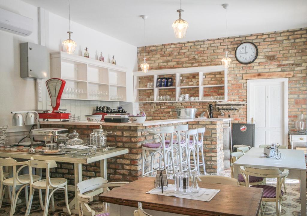 A kitchen or kitchenette at Villa Bella