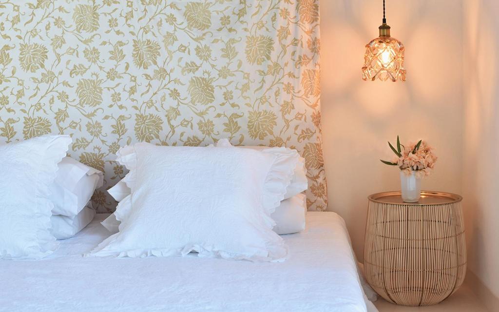 Posteľ alebo postele v izbe v ubytovaní Elefthia Syros Exclusive Suite