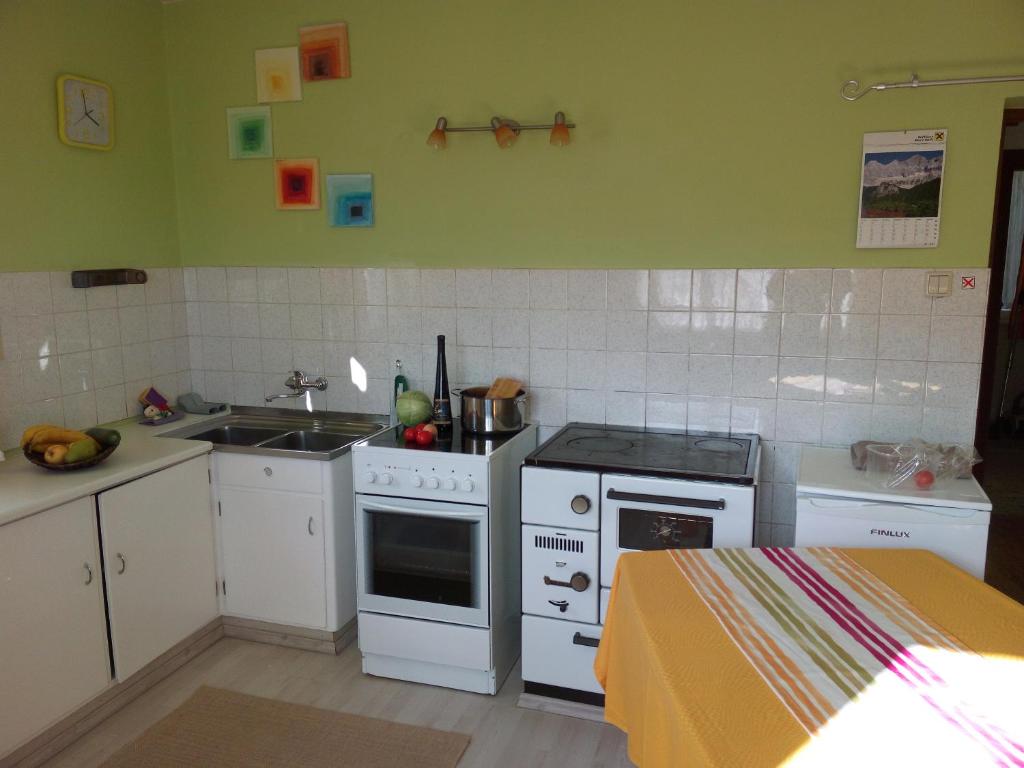 Kuchyň nebo kuchyňský kout v ubytování Ferienhaus Gassner
