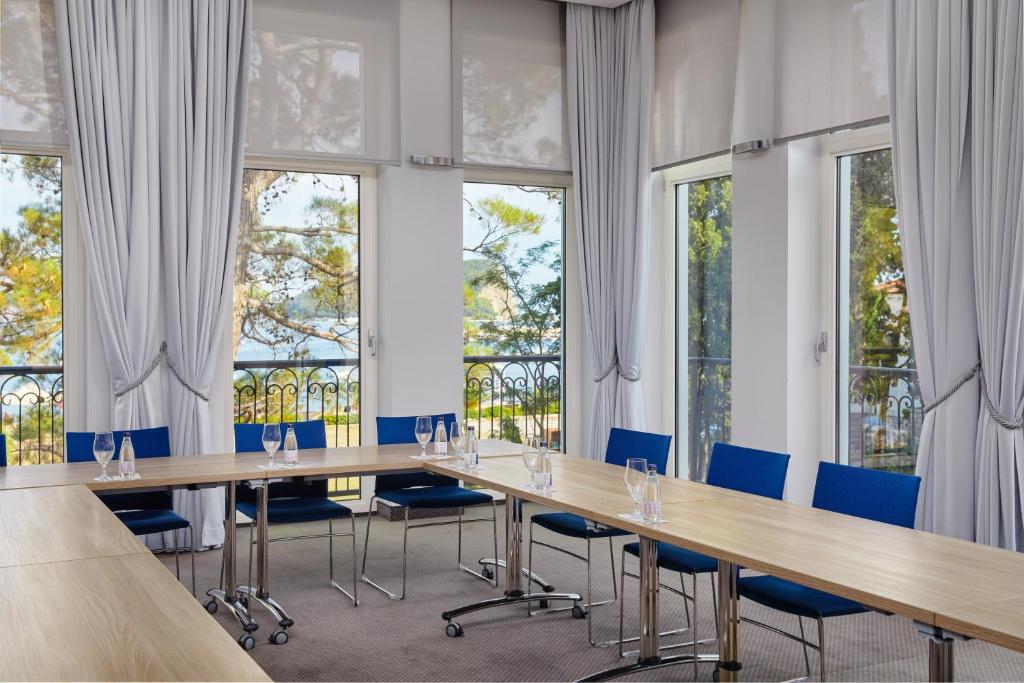 A área empresarial e/ ou a sala de conferências de Hotel Budva