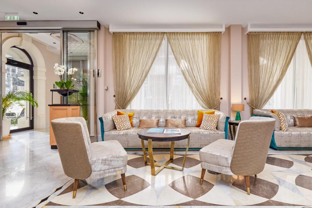 Uma área de estar em Hotel Budva
