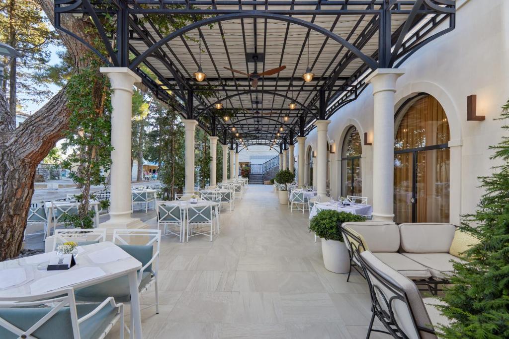 Um restaurante ou outro lugar para comer em Hotel Budva