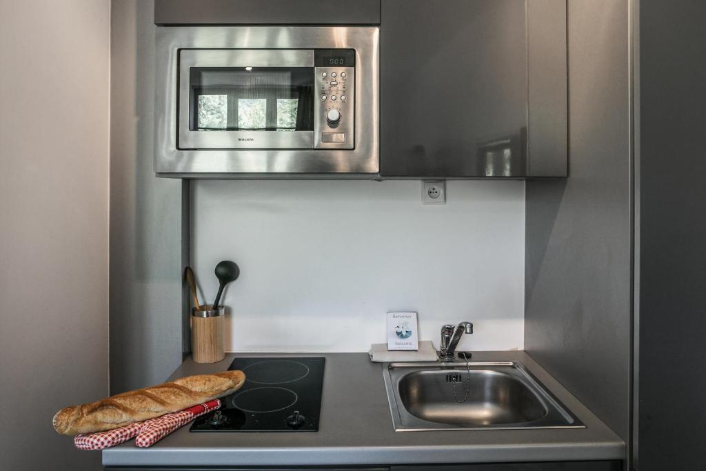 Una cocina o cocineta en Comfort Aparthotel Lourdes Lorda
