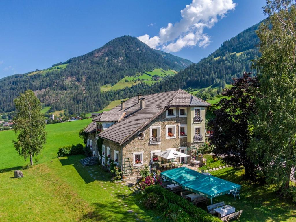 an estate in the mountains with a swimming pool at Putzenhof Appartements in Großkirchheim