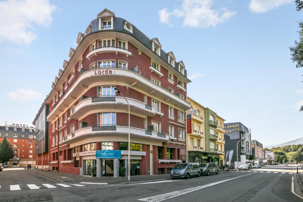 El barrio en el que está el hotel o un barrio cercano