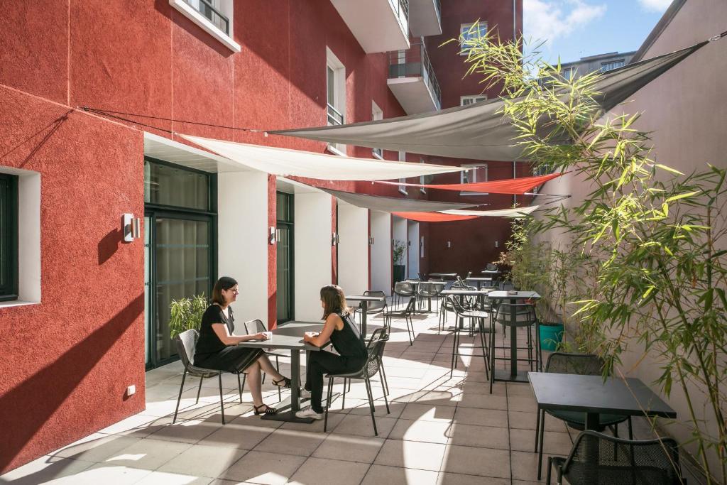 Un restaurante u otro lugar para comer en Comfort Aparthotel Lourdes Lorda