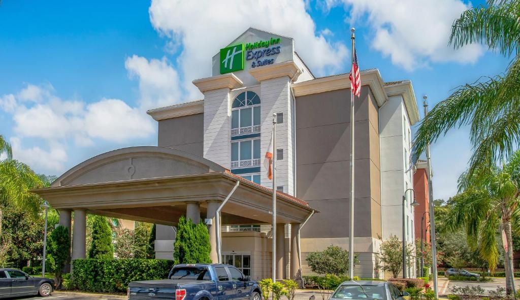 a hotel with cars parked in front of it at Holiday Inn Express Hotel & Suites Orlando - Apopka, an IHG Hotel in Orlando