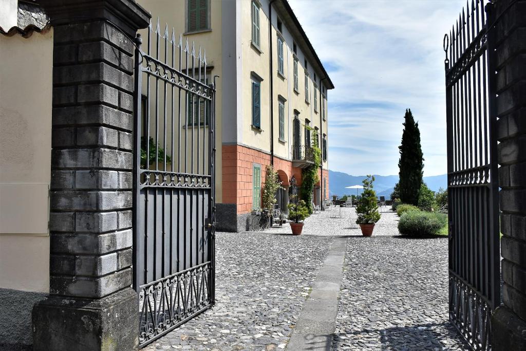 an entrance to a building with a wrought iron gate at Residenza Ca' laRipa in Solto Collina