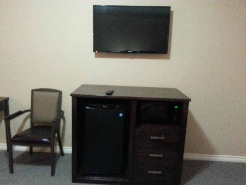 TV a/nebo společenská místnost v ubytování Sunrise Motel