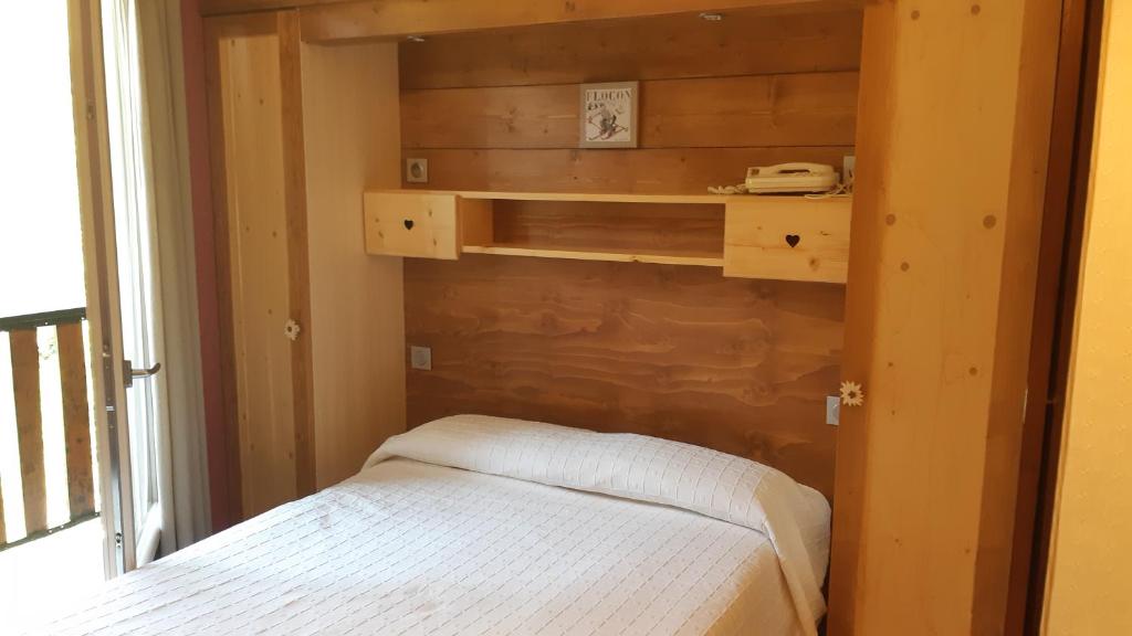 Postel nebo postele na pokoji v ubytování Hôtel - Restaurant - Bar - Le Sapin Fleuri