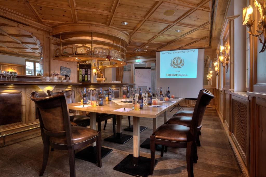 Nápoje v ubytování Hotel zum ERDINGER Weißbräu