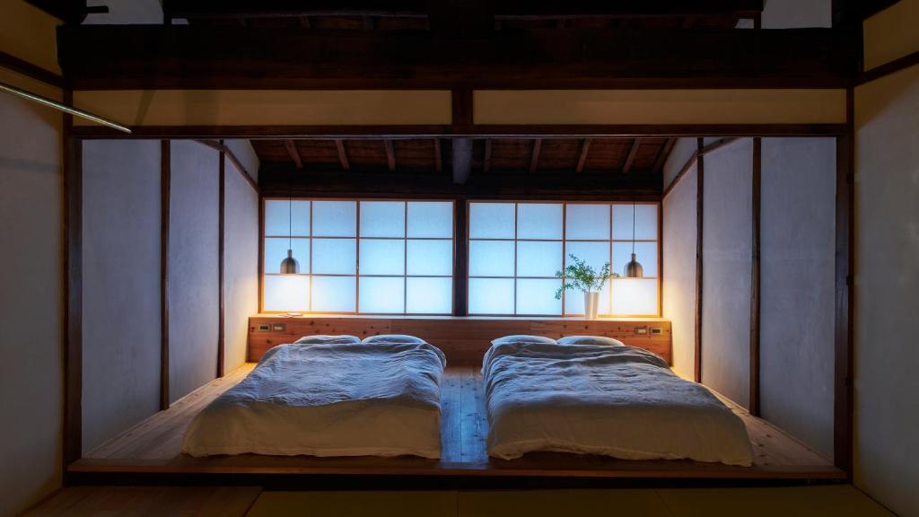 Postel nebo postele na pokoji v ubytování 宿一灯 Guest House HITOTOMORI