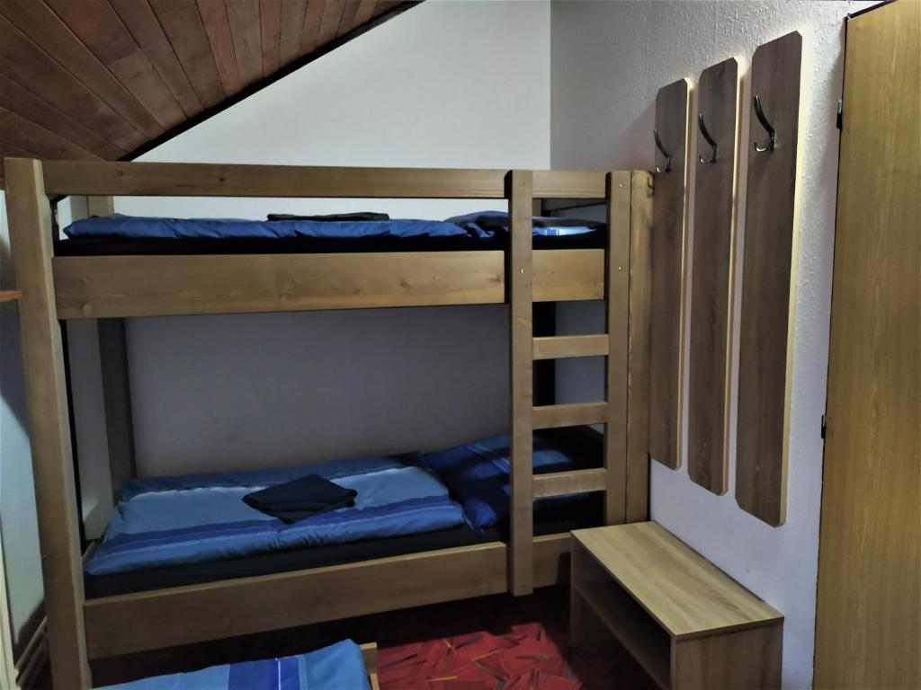 Postel nebo postele na pokoji v ubytování Chata Šumná