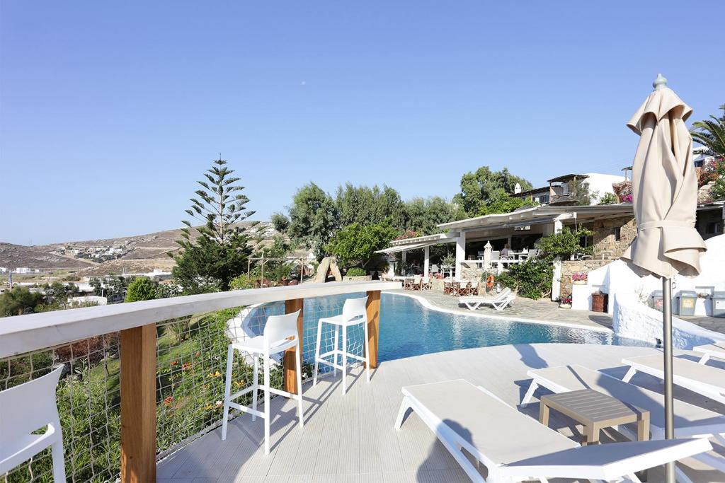 una vista dal balcone di una villa con piscina di Albatros Club Mykonos a Panormos - Mykonos