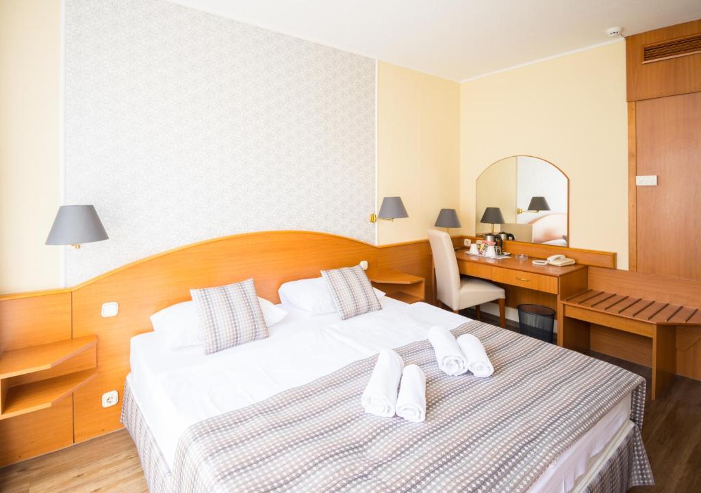Postel nebo postele na pokoji v ubytování Hotel Orion Várkert