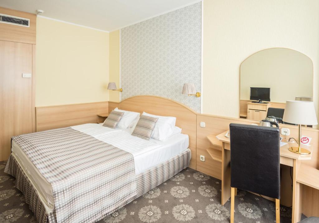Postel nebo postele na pokoji v ubytování Hotel Orion Várkert