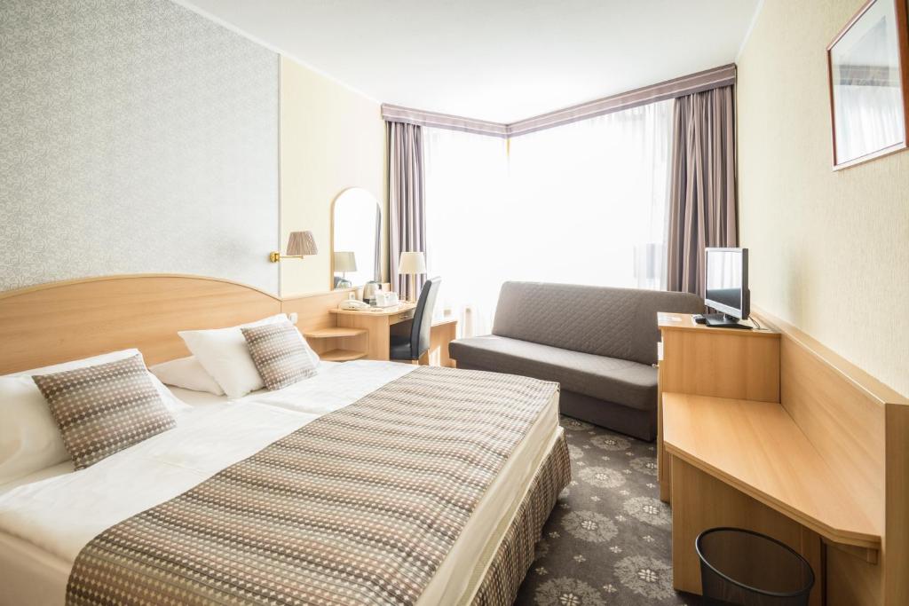 Postel nebo postele na pokoji v ubytování Hotel Orion Várkert