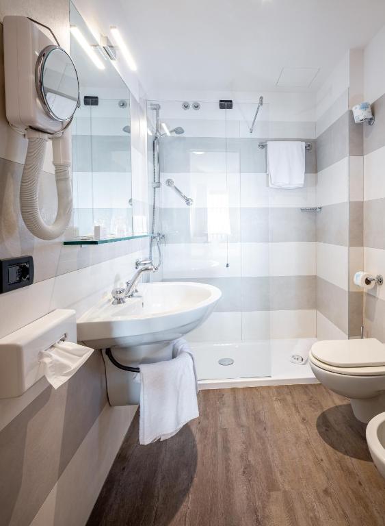 Koupelna v ubytování Hotel Laurin