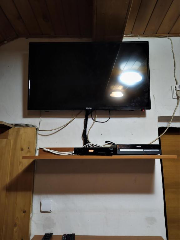 TV a/nebo společenská místnost v ubytování Chata Šumná