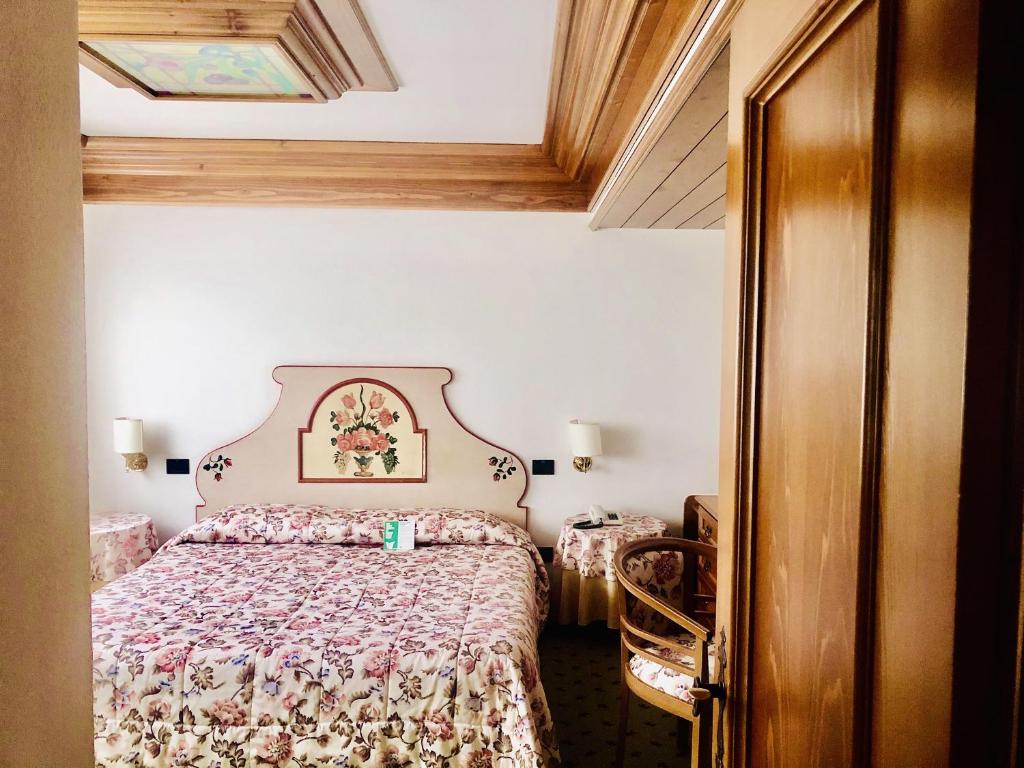 Postel nebo postele na pokoji v ubytování Hotel Alla Posta - Famiglia Pra dal 1866 a Caprile