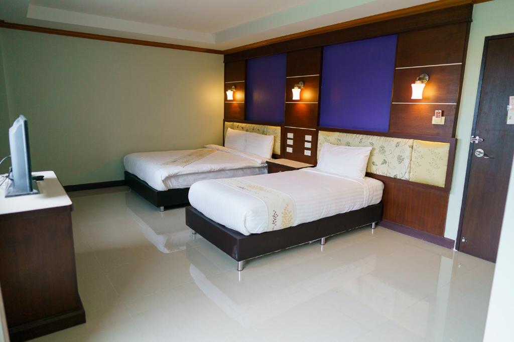 Thungtawan Hotel - Dreibettzimmer Mit Balkon